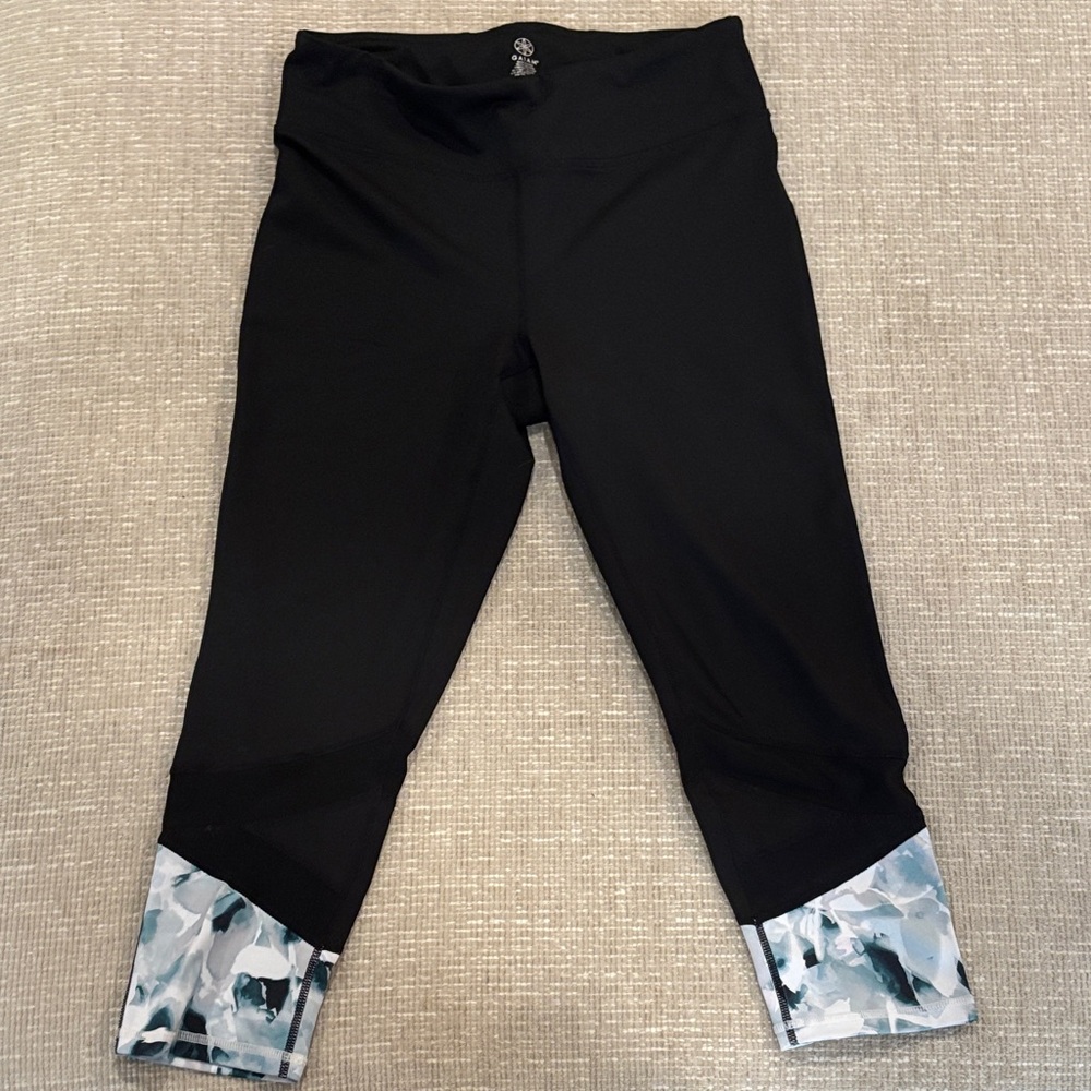 GAIAM Woman’s Black Leggings with Gray & Teal Accents